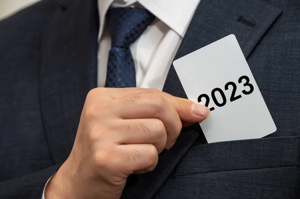 Biznesmen Trzymający Ręku Białą Kartkę 2023 Koncepcja Nowego Celu Biznesowego — Zdjęcie stockowe