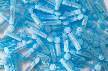 Beyaz arka planda kalem için mızraklar. Diyabet kavramı