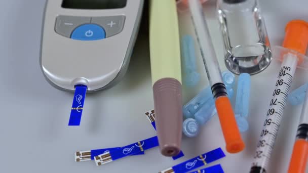 Glukometr Inzulínová Stříkačka Proužek Kopiníkem Rotujícím Bílém Pozadí — Stock video