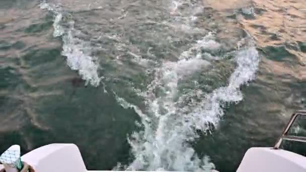 Teknenin Motorlarından Gelen Dalgalar Dalgalardan Beyaz Köpük — Stok video