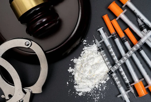 Drogenkriminalität Mit Weißem Pulver Und Einmalspritze Auf Schwarzem Hintergrund Stockfoto