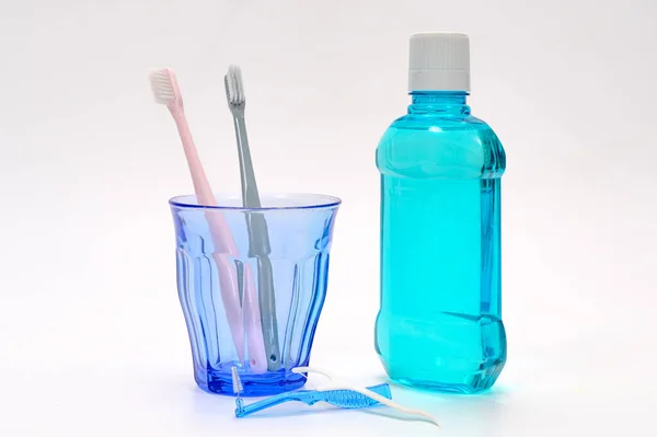 Zahnbürste Und Mundwasser Auf Weißem Hintergrund lizenzfreie Stockfotos