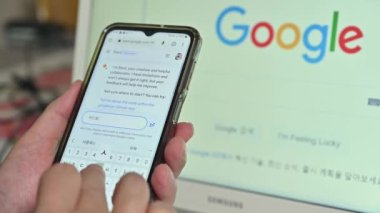 Seul, Güney Kore - 11 Mayıs 2023: Yapay zeka Google Bard kullanarak bilgi arayan bir adam