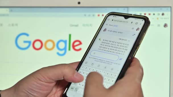 2023年5月11日 韩国首尔 一名男子使用人工智能Google Bard搜索信息 — 图库视频影像