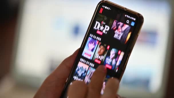 Seul Coréia Sul Agosto 2023 Usuário Navegando Netflix Smartphone — Vídeo de Stock