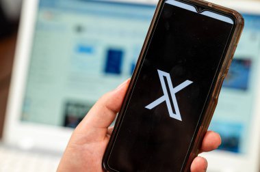 Seul, Güney Kore - Ağustos 2023: Yeni Twitter X uygulaması. Akıllı telefon ekranında X uygulama simgesi.