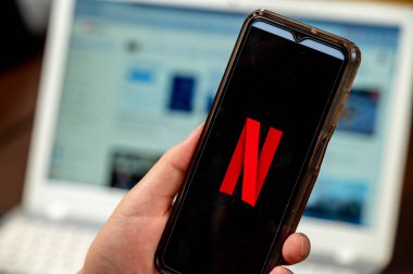 Seul, Güney Kore - Ağustos 2023: akıllı telefon ekranında Netflix logosu. Video izlemek için Netflix yayın servisi.