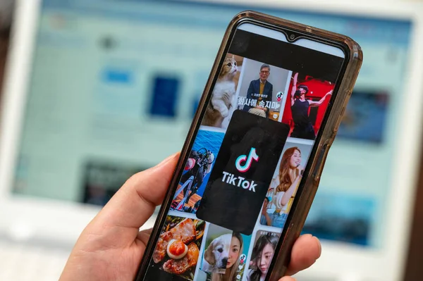 Seul, Güney Kore - Ağustos 2023: TikTok uygulaması. Akıllı telefon ekranında Tik Tok uygulama simgesi.