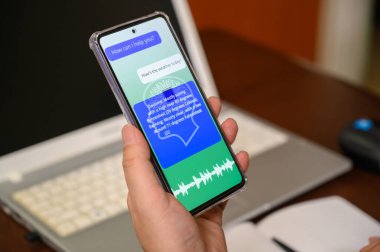 Mobil bir cihazda yapay zeka ses servisini kullanan bir adam. yapay zeka kavramı