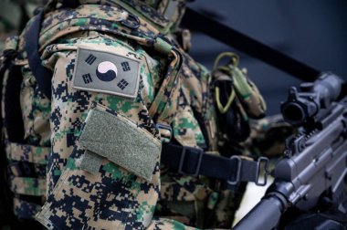 Kore bayrağıyla askeri üniforma giyen askerlerin yakın çekimi.