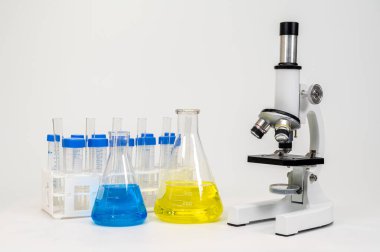 Beyaz arkaplanda mikroskop izole edildi