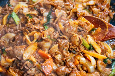 Kore geleneksel domuz kızartması ve Gochujang-Gochujang Bulgogi karışımı sebzeler.