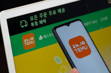 Seul, Güney Kore - 4 Nisan 2024: Çinli e-ticaret şirketi Temu 'yu akıllı telefonlarında kullanan tüketiciler