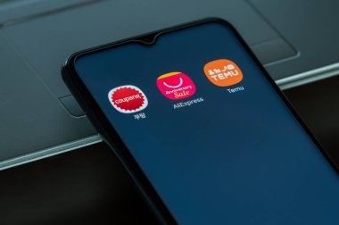 Seul, Güney Kore - 4 Nisan 2024: Akıllı telefon ekranında Coupang, AliExpress ve Temu Apple simgeleri