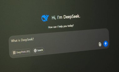 Seul, Güney Kore - 17 Şubat 2025: DeepSeek 'i bilgisayar ve akıllı telefonda kullanan bir kullanıcı, 