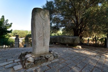 filitosa, Korsika. eski taş figürleri antik bir uygarlık. Şimdi bir açık hava Müzesi yerdir. sitenin bir kez dini amaçlı hizmet ve taştan oyulmuş çeşitli rakamlar sahip olur.