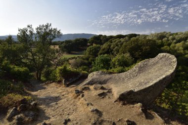 Eski bir medeniyetin eski taş figürlerinin olduğu açık hava müzesi. Site bir zamanlar dini amaçlara hizmet ediyordu ve taştan sayısız figürlere sahipti..
