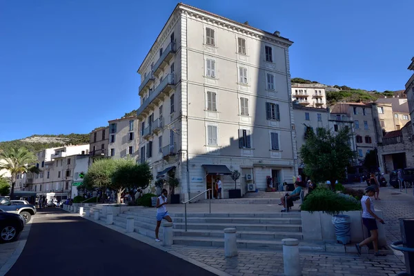 Bonifacio Corsica Augus15 2020 오후에 보니파시오의 거리를 관광객들 — 스톡 사진