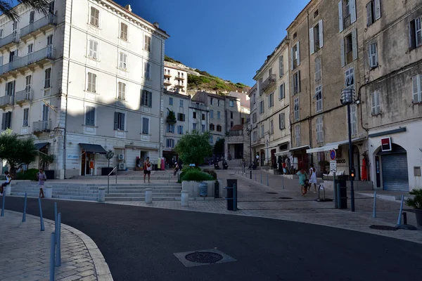 Bonifacio Corsica Augus15 2020 오후에 보니파시오의 거리를 관광객들 — 스톡 사진
