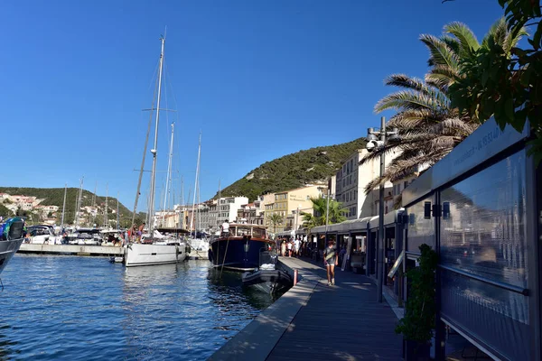 Bonifacio Corsica Francja Sierpnia 2020 Stare Miasto Turyści Spacerujący Starą — Zdjęcie stockowe