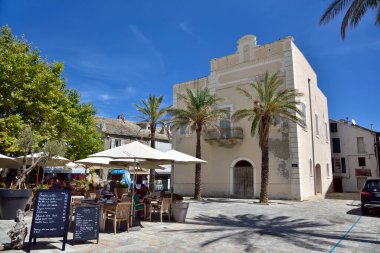 ERBALUNGA, CORSICA, FRANCE - 19 AĞUSTOS 2020: Cap Corse, Korsika 'daki Erbalunga Ceneviz Kulesi' ni ziyaret eden turistler