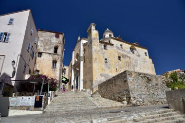 CALVI, CORCICA, FRANCE; 21 Ağustos 2020: Katedral St-Jean-Baptiste Kuzey Korsika 'daki Calvi kalesinin kalbinde