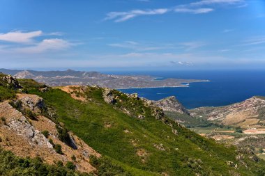 Col de Teghime 'den Panorama, yeşil tepeler ve arka planda Akdeniz, Korsika' daki Manzara od Cap Corse