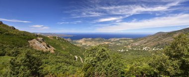 Col de Teghime 'den Panorama, yeşil tepeler ve arka planda Akdeniz, Korsika' daki Manzara od Cap Corse