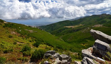 Col de Teghime 'den Panorama, yeşil tepeler ve arka planda Akdeniz, Korsika' daki Manzara od Cap Corse