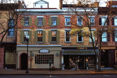 Skaneateles, New York, ABD. 4 Kasım 2022. 20. Yol 'daki özel dükkanlar ana cadde boyunca New York' un kuzeyindeki küçük, büyüleyici Skaneateles köyü boyunca.