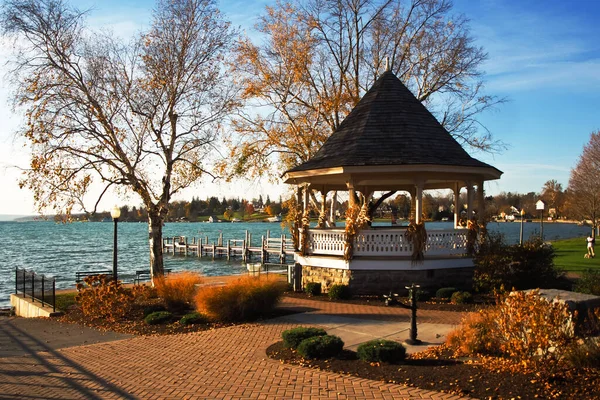 秋天美丽的早晨 纽约斯卡纳特莱斯市斯卡纳特莱斯湖畔的Gazebo和小公园 免版税图库照片
