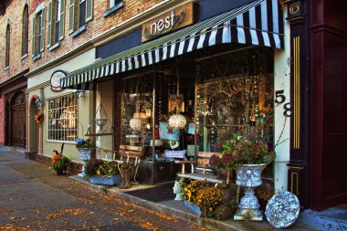 Skaneateles, New York, ABD. 4 Kasım 2022. Bir sonbahar sabahı Skaneateles, New York 'taki köy merkezinde büyüleyici dükkanlar ve butikler