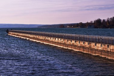 Skaneateles Rıhtımı Skaneateles Gölü üzerinde New York 'un kuzeyindeki Finger Lakes Bölgesi' nde soğuk bir sonbahar sabahı