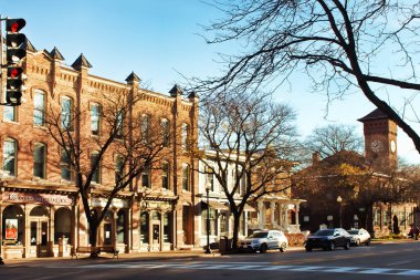 Skaneateles, New York, ABD. 4 Kasım 2022. Genesee Caddesi 'nin aşağısında Skaneateles, New York' un küçük bir kasabasında güzel bir sonbahar sabahında