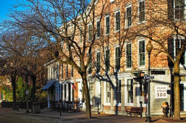 Skaneateles, New York, ABD. 4 Kasım 2022. New York, Skaneateles köyündeki Genesee ve Jordan caddelerinin köşesindeki büyüleyici dükkanlar ve butikler.