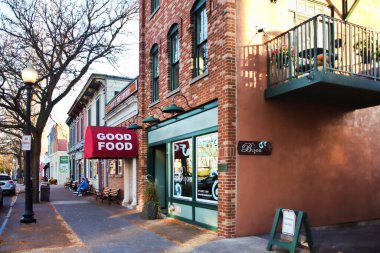 Skaneateles, New York, ABD. 4 Kasım 2022. Skaneateles, New York 'un merkezindeki küçük işletmeler ve restoranlar sessiz bir sonbahar sabahında