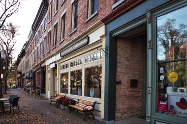 Skaneateles, New York, ABD. 4 Kasım 2022. Skaneateles, New York 'un köy merkezindeki çekici dükkanlar ve butikler sessiz bir sonbahar sabahında