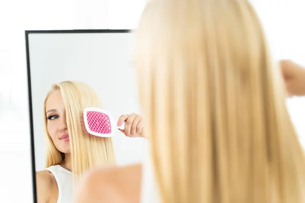 Young Woman Beauty Makeup Concept Looks Mirror Combs Her Straightened — Stock Photo, Image