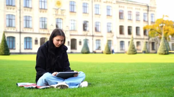 Портрет Студентки Обучающейся Работающей Онлайн Помощью Ноутбука Лужайке Возле Университета — стоковое видео