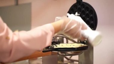 Hong Kong waffle 'ı pişiriyorum. Hamuru waffle ızgarasının üzerine dök. Yüksek kaliteli FullHD görüntüler