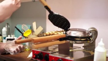 Hong Kong baloncuklu bir kafede endüstriyel üretim waffle 'ı. Hızlı kahvaltı, tatlı. 