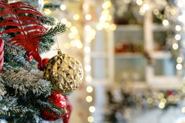 Noel, yılbaşı afişi, Noel ağacı süslemeleri ve arka planda bokeh bulanıklığı. Yüksek kalite fotoğraf