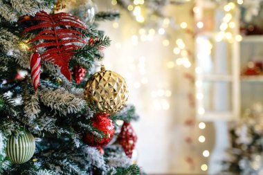 Noel afişi. Ön planda süslemeleri olan Noel ağacı ve metin için boşluk. Yüksek kalite fotoğraf