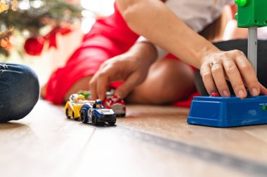 Ebeveynler ve oğulları yerde arabalarla oyun oynuyorlar. Yılbaşı hediyesi, çocuk için Noel hediyesi. Yüksek kalite fotoğraf