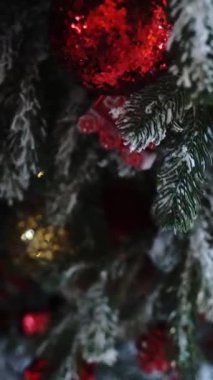 Noel ağacı karla kaplı ve Noel süslemeleri olan bir evde. Noel havası, geçmiş. Yüksek kaliteli FullHD görüntüler