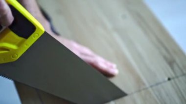 Bir zanaatkârın eldiven takmadan tezgahta odun keserken yakın plan çekimi. Yüksek kaliteli FullHD görüntüler