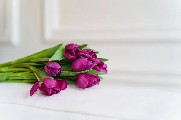 Bahar dekoru. Beyaz arka planda mor laleler. Yüksek kalite fotoğraf