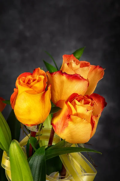 Gyönyörű Virág Csokor Három Sárga Narancs Rózsa Sötét Háttér Fénymásolási — Stock Fotó