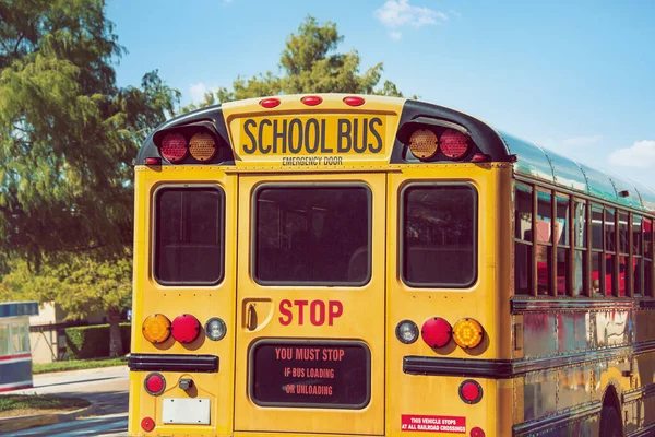 Rückansicht Eines Gelben Schulbusses Zurück Zum Schulkonzept — Stockfoto