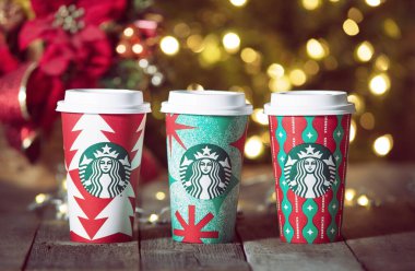 Dallas, Teksas - 5 Kasım 2022 'de Starbucks kahvesi tasarlandı. Ahşap masada, şenlikli Noel ışığı arka planında görüntülendi.